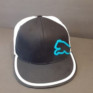 PUMA 210 FITTED HAT FLAT BRIM PUMA LOGO WHITE/BLACK/BLUE SIZE S/M 6 7/8-71/4